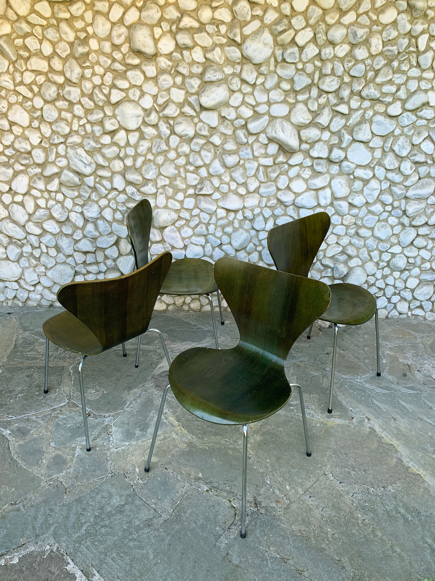 Suite of 4 chairs 3107 olive color, series 7 Arne Jacobsen for Fritz Hansen 1978