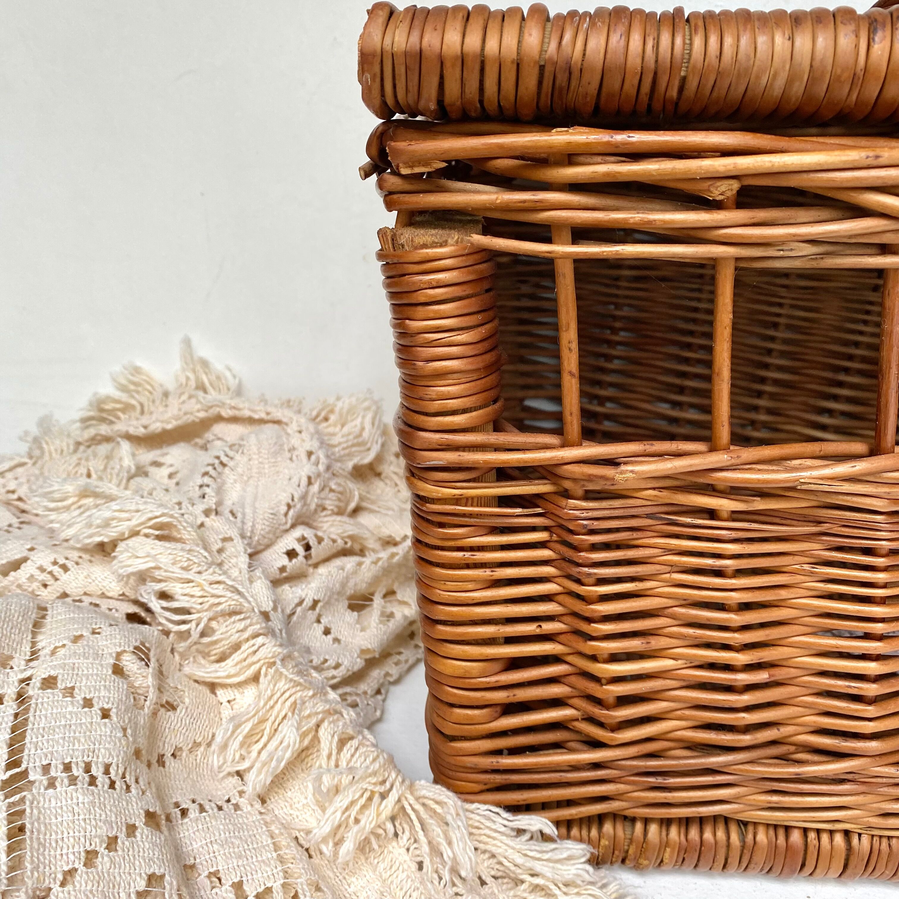 Vintage braid wicker basket for pets