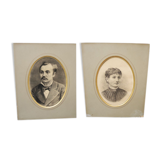 2 anciens portraits de notables au fusain signés