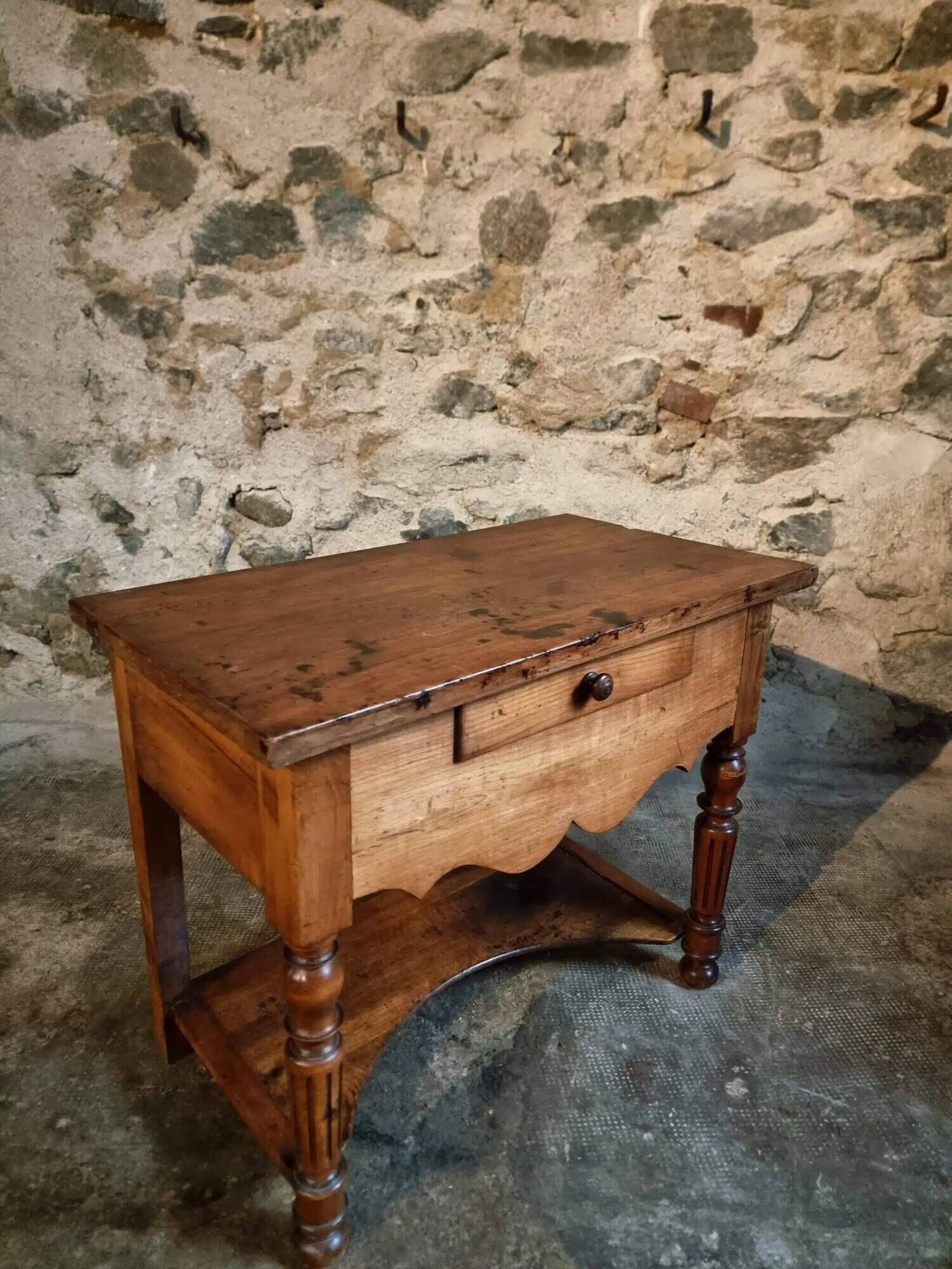 Table d'appoint française ancienne en noyer et cerisier – Louis Philippe, XIXe siècle