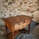 Table d'appoint française ancienne en noyer et cerisier – Louis Philippe, XIXe siècle