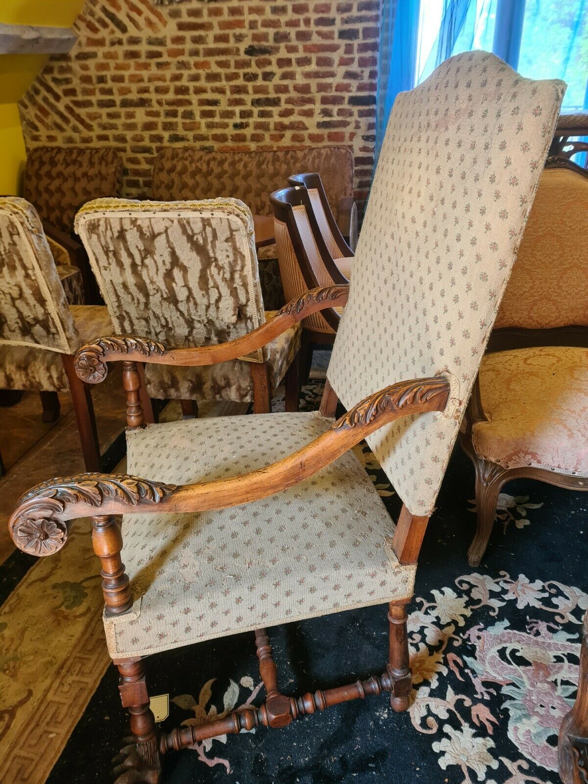 Fauteuil style renaissance en noyer