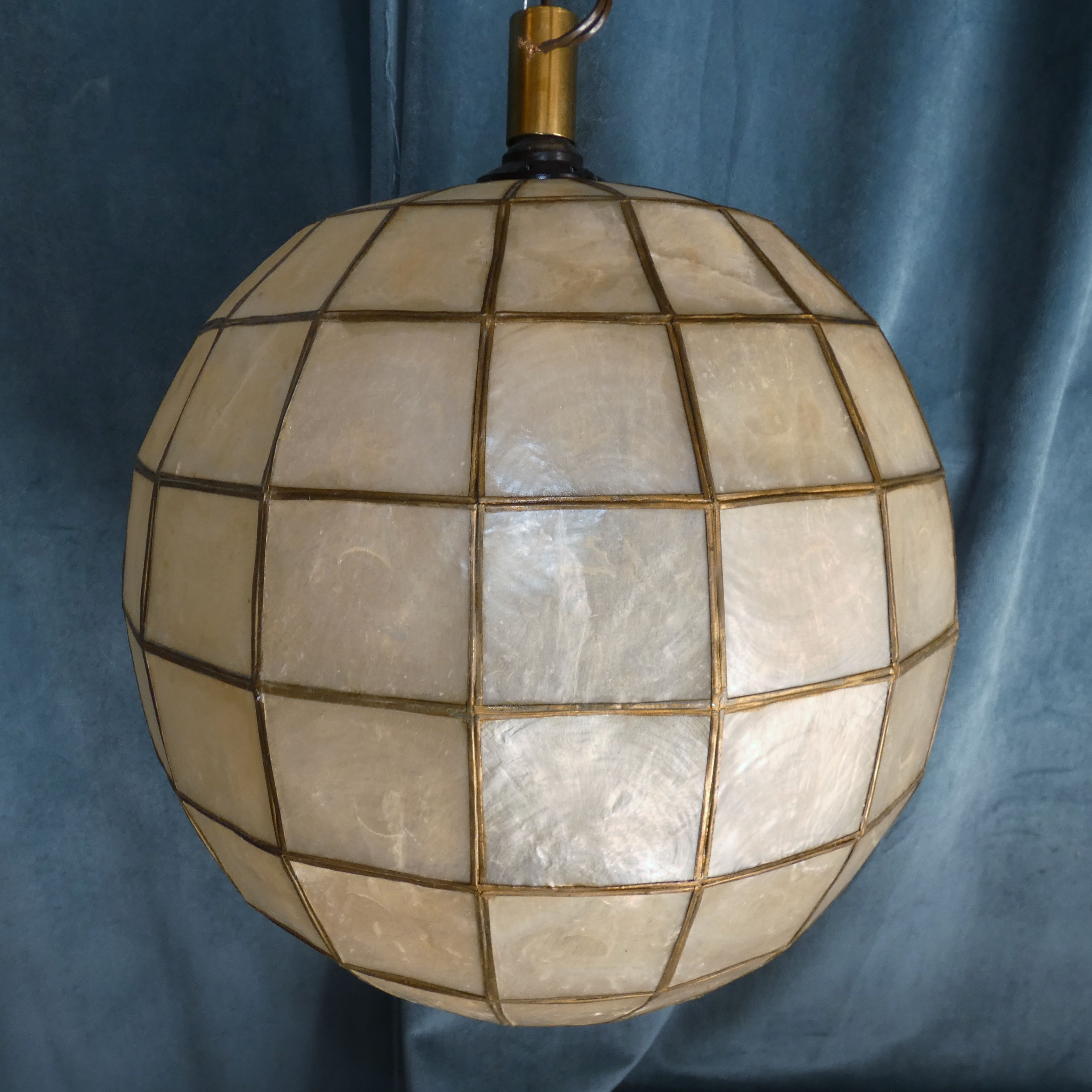 Chandelier / Suspension Philippine Mother-of-Pearl Ball and Brass circa 1970 XXL