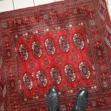 Tapis vintage fait main Tekke en laine rouge (109cm x 112cm) – Années 1970