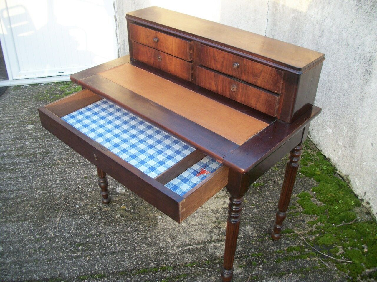 Small stepped nureau