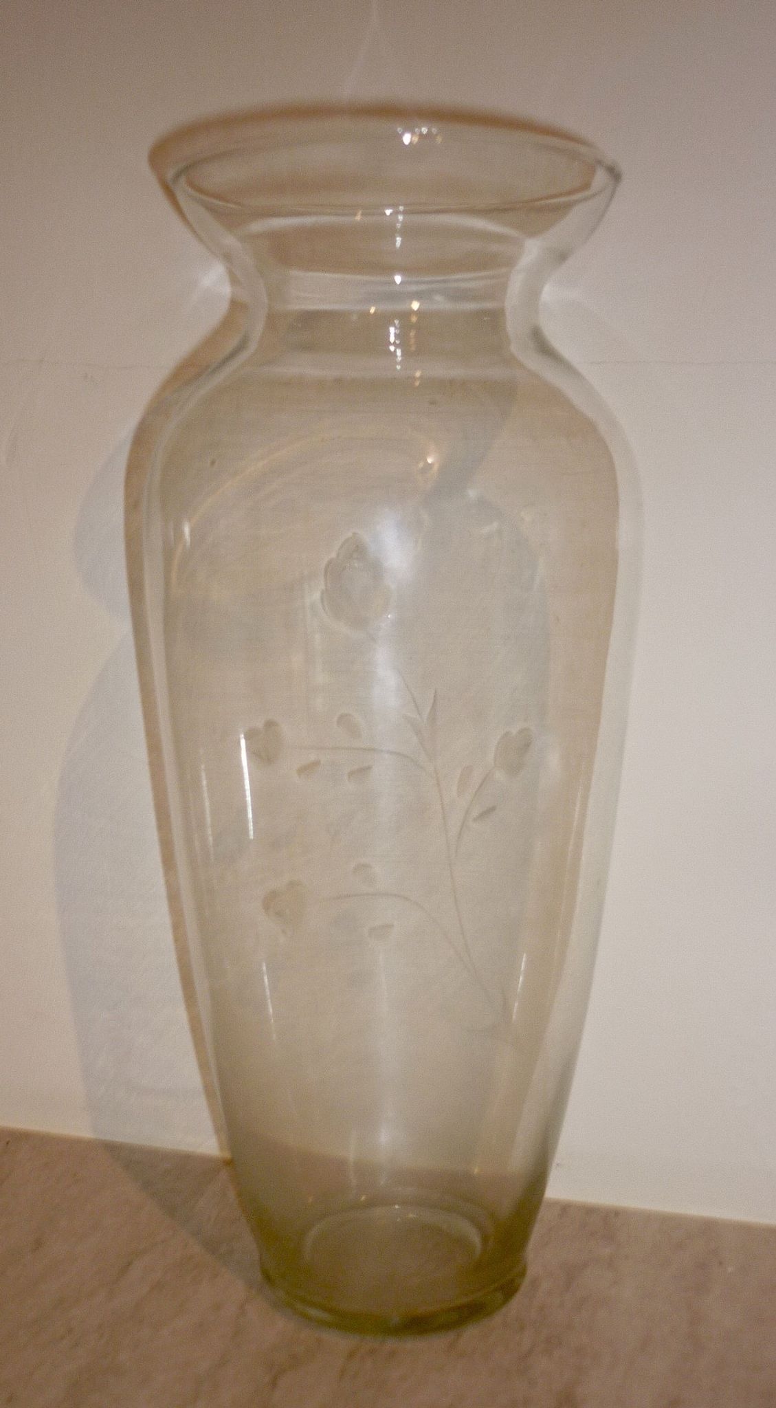 Vase en verre décor floral gravé