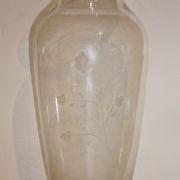 Vase en verre décor floral gravé