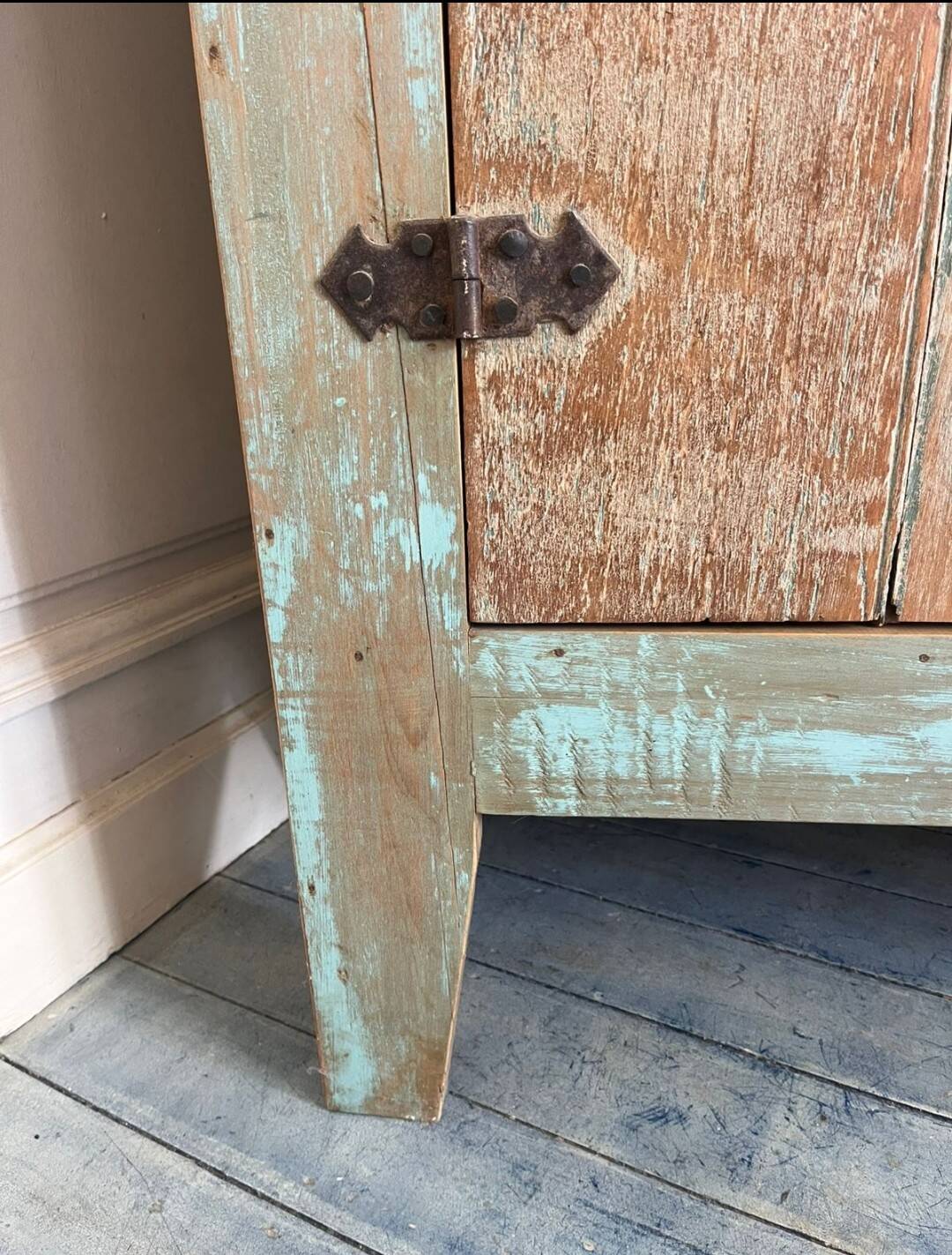 Armoire rustique brésilienne avec patine turquoise - Oficina de Agosto