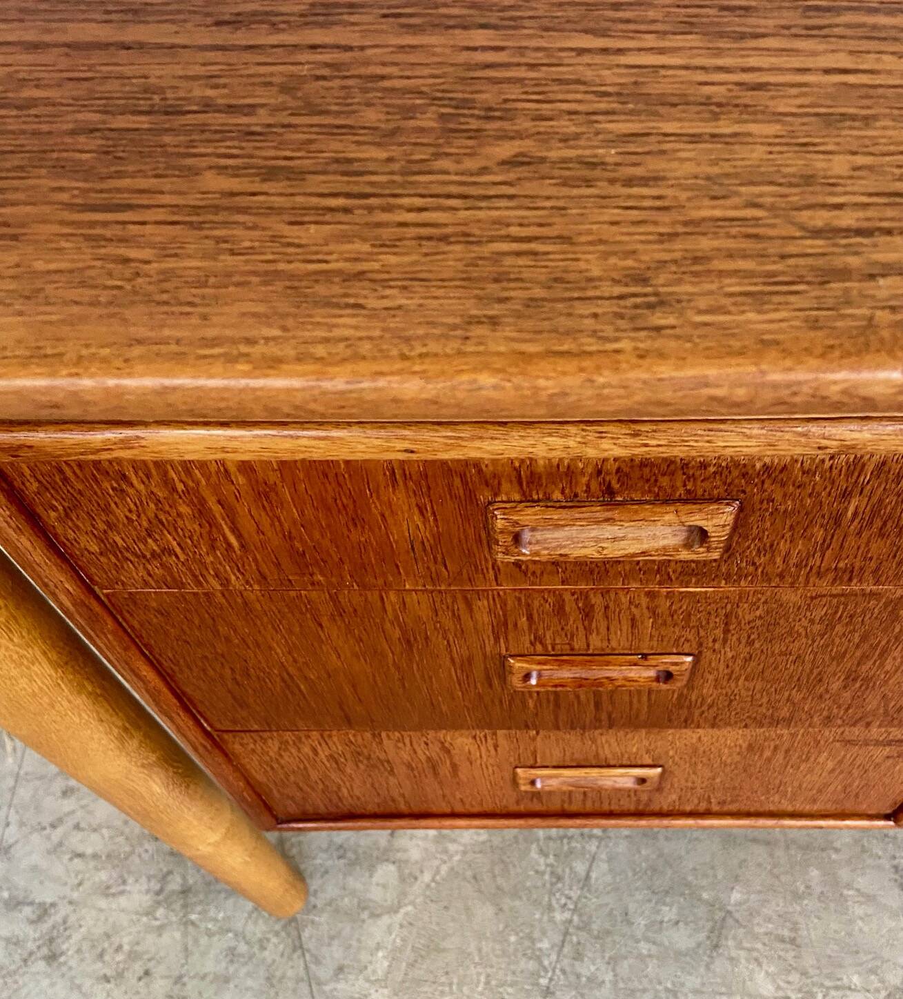 Vintage Danish desk in teak and oak by Børge Mogensen for Søborg Møbelfabrik, 1960s.