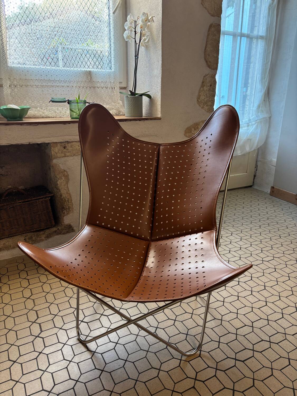 Fauteuil AA Butterfly en cuir perforé marron – design iconique Airborn
