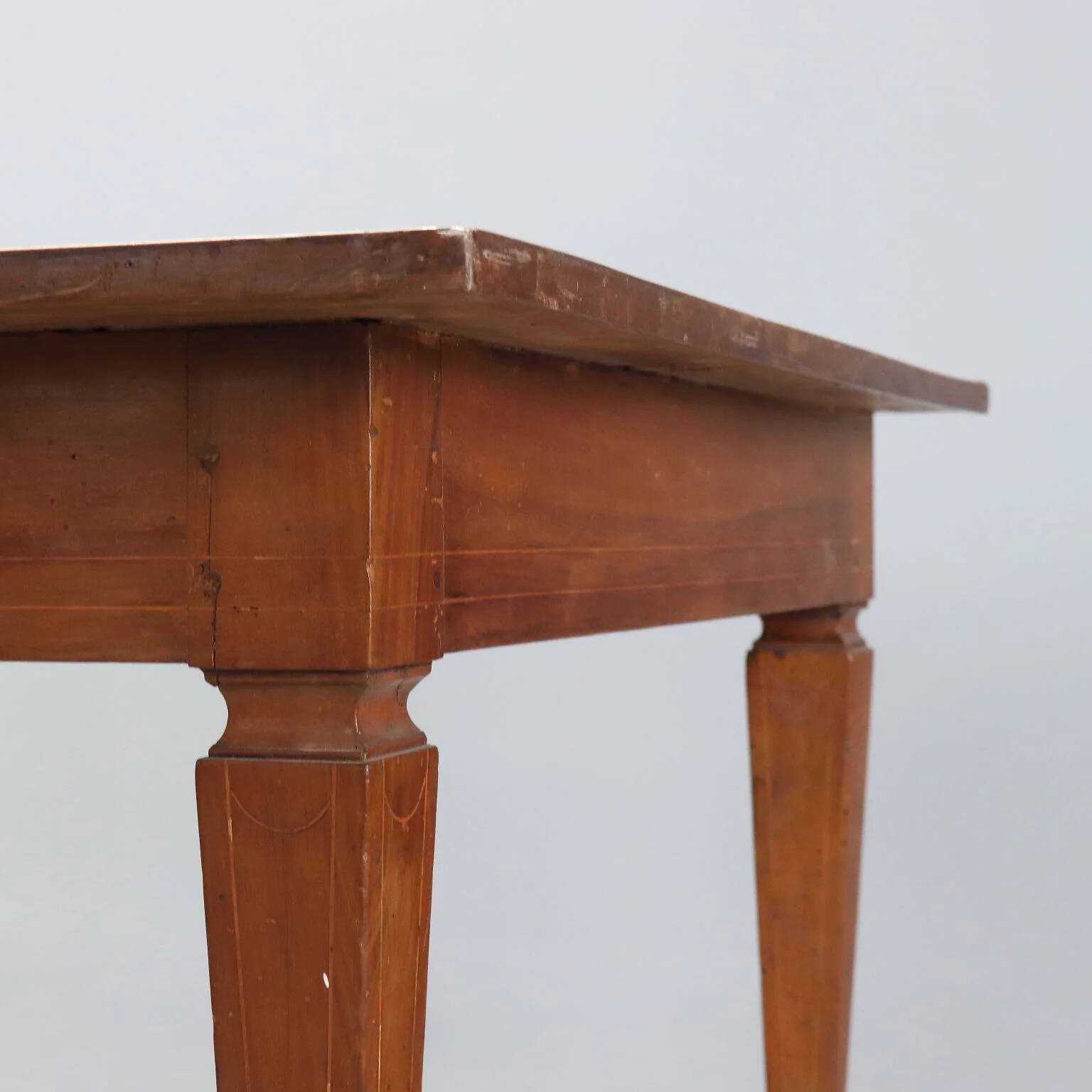 Antique Directoire table in walnut and cherry, Italy, 19th century.