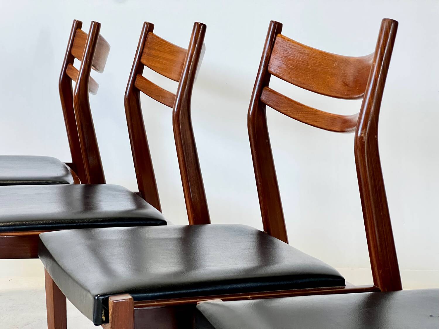 4 chaises scandinaves
