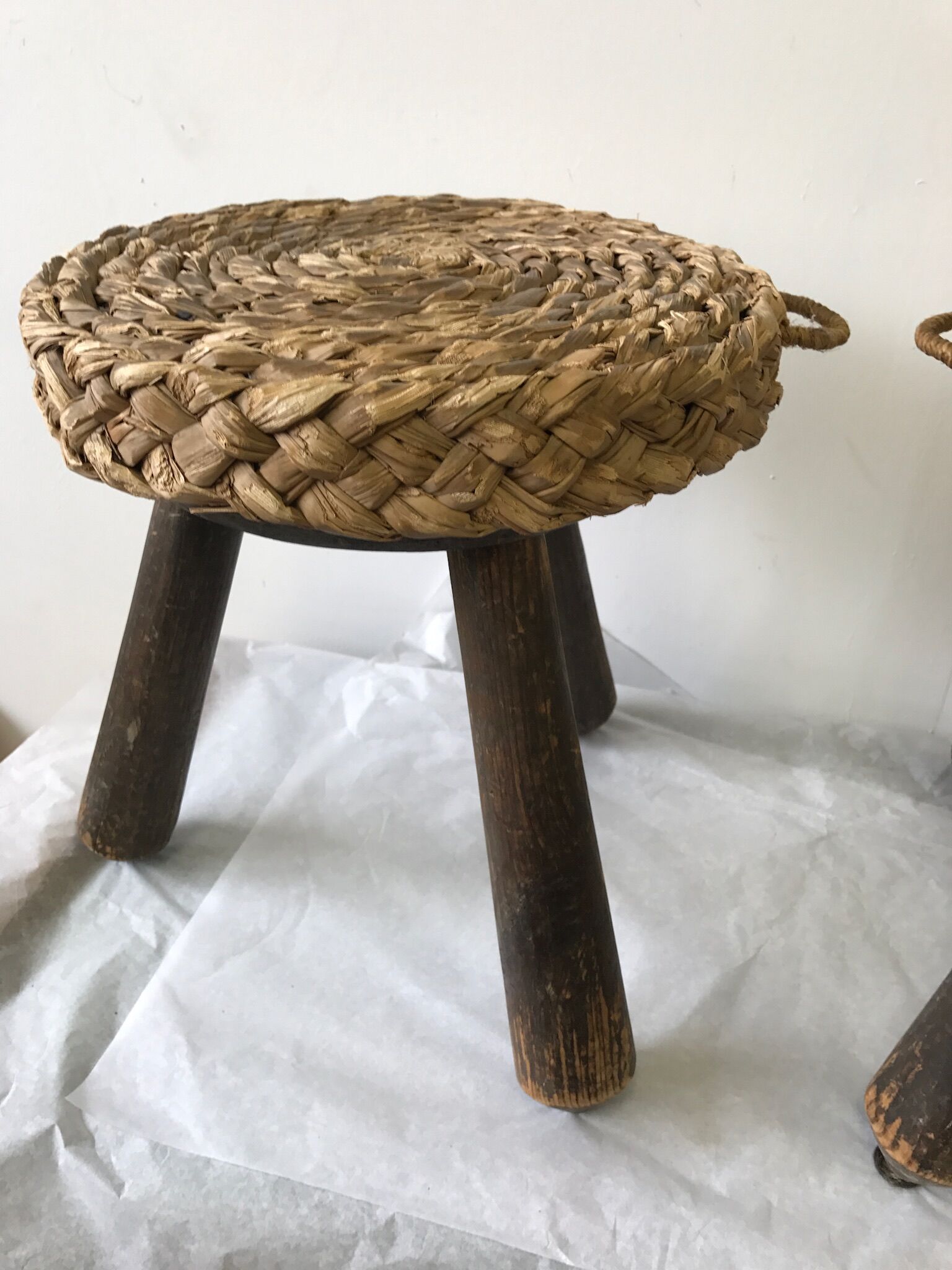 Paire de tabourets en bois et paille tressée
