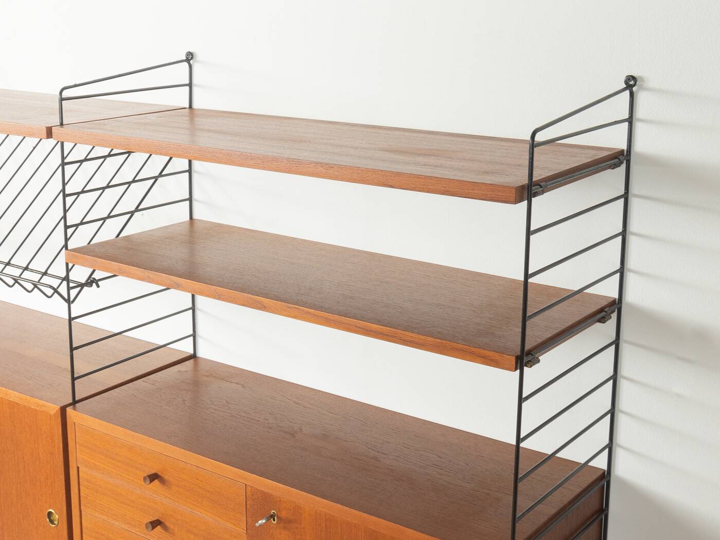 String shelving system by Nisse Strinning