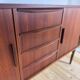 Buffet en teck avec portes coulissantes et tiroirs – Mid-Century