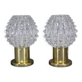 Paire de lampes de table tchèques des années 1970, style milieu du siècle, avec abat-jour en verre prismatique.