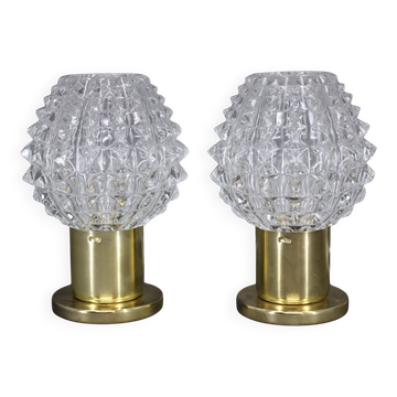Paire de lampes de table tchèques des années 1970, style milieu du siècle, avec abat-jour en verre prismatique.