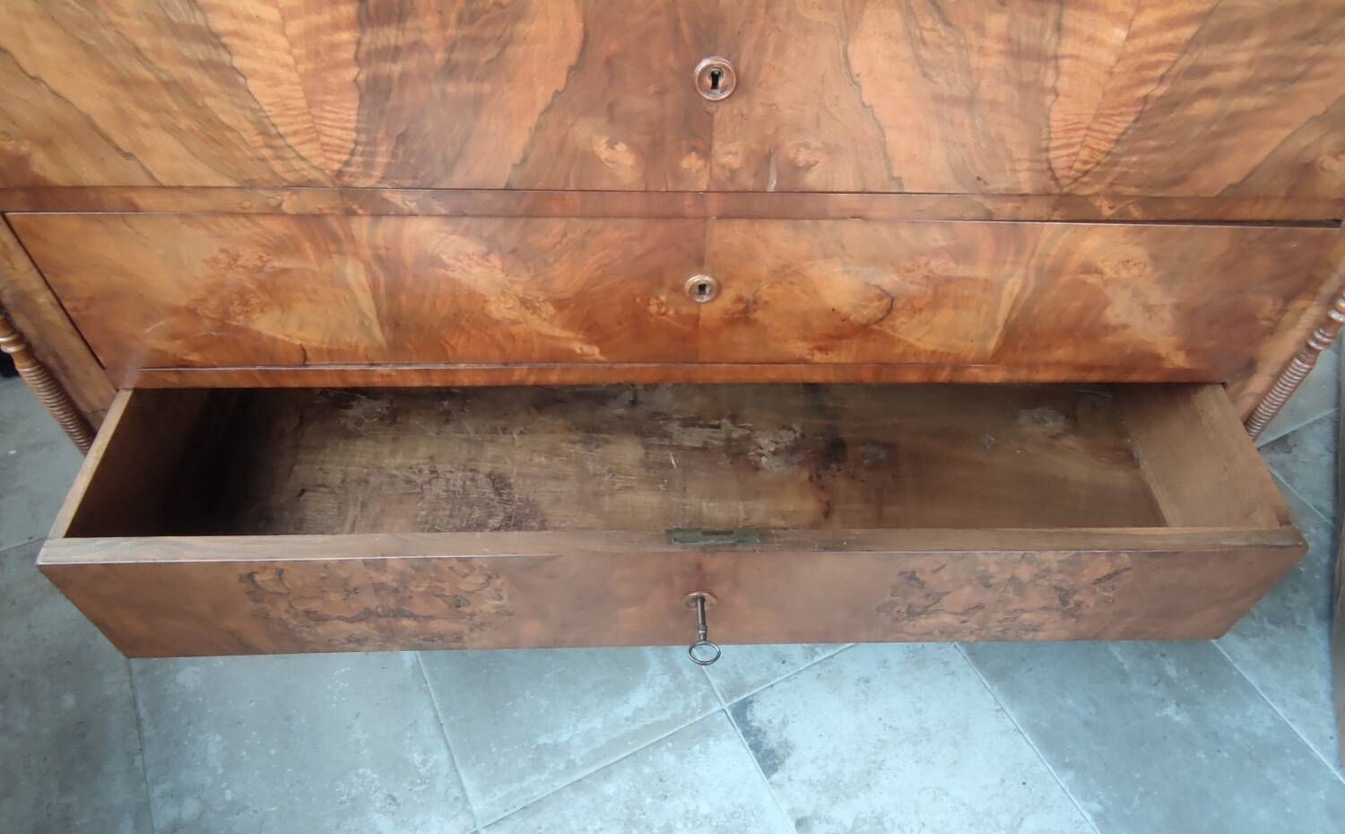 Old 4 drawer chest of drawers with marble top