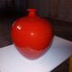 Vase rouge en céramique émaillée