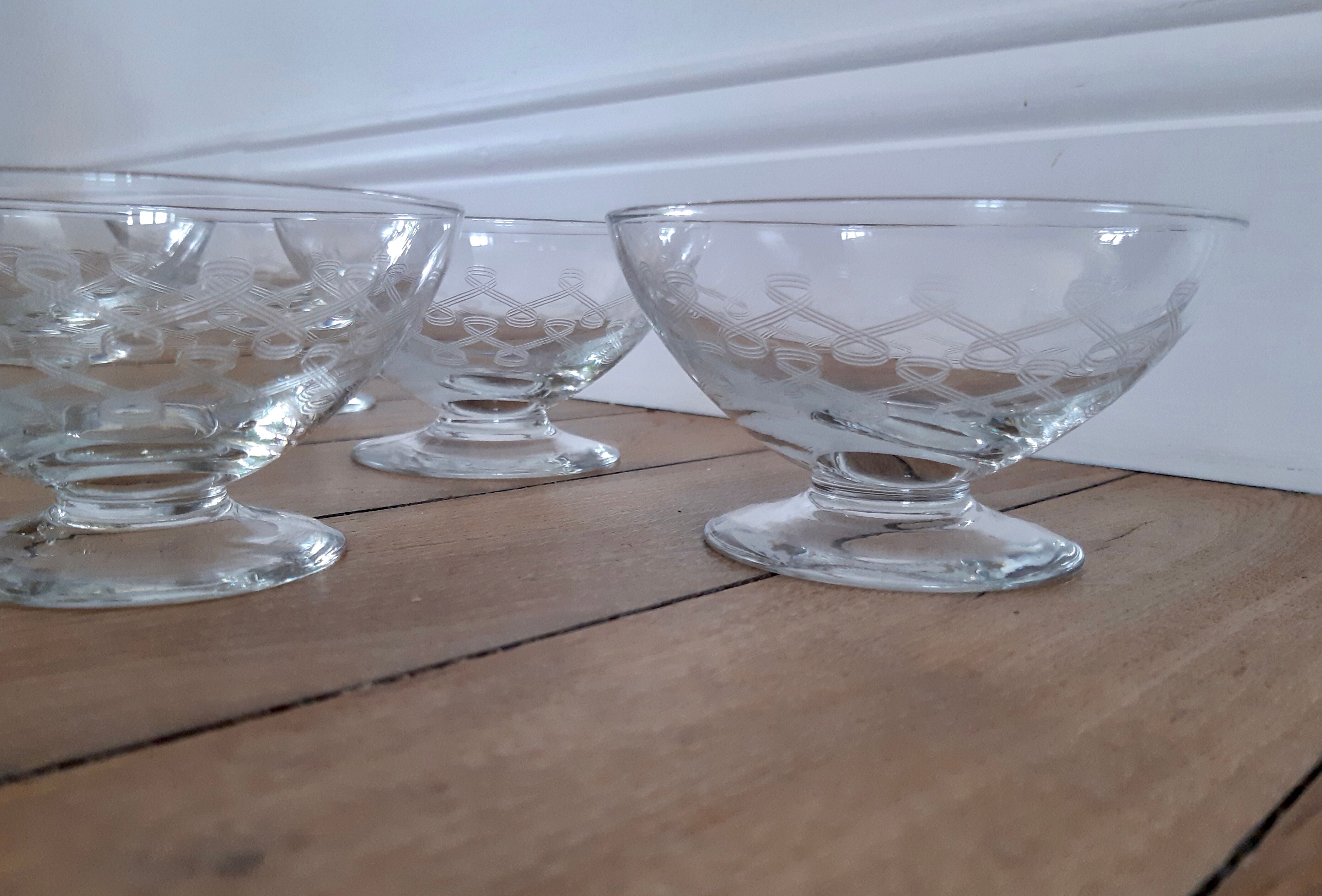 Lot of 6 crystal champagne glasses engraved 30s