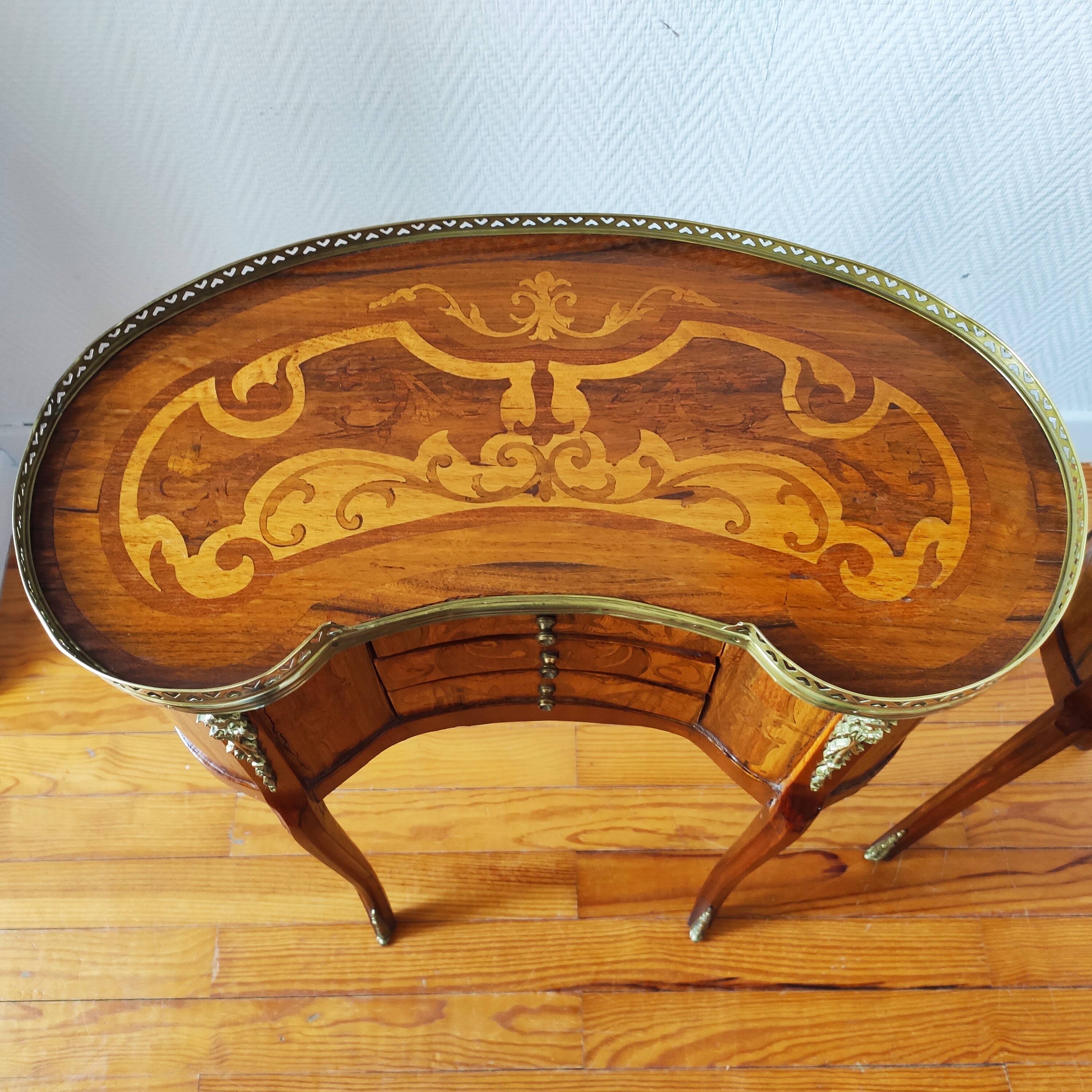 Paire de tables de chevet style Louis XV en bois marqueté