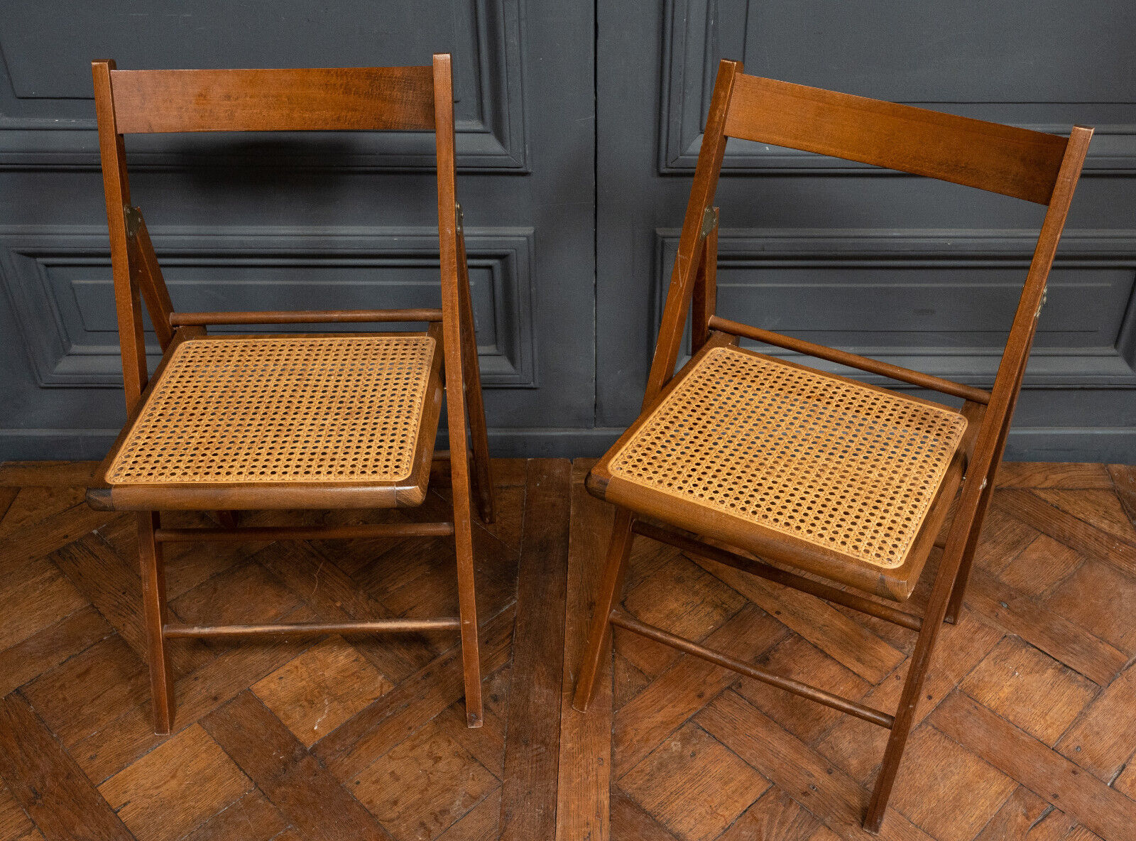 Suite of 11 folding chairs with canning 1980 wooden surround