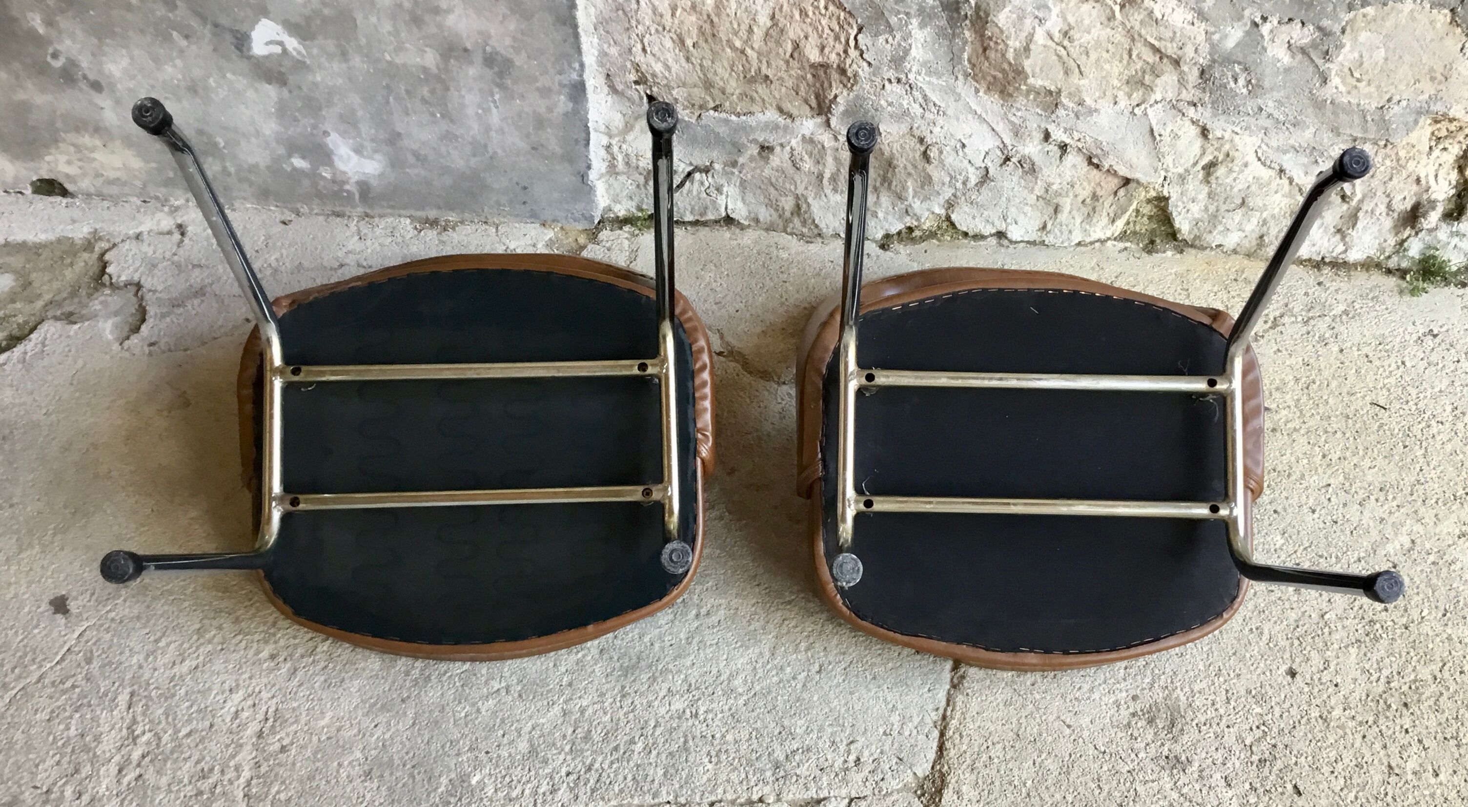 Paire de chaises conférences similicuir marron  1970