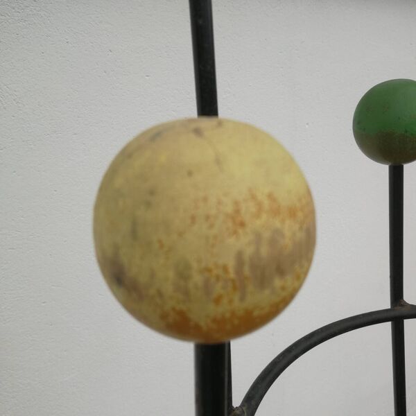 Porte-manteau vintage acier et boule en bois modèle clé de sol des années 50