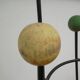 Porte-manteau vintage acier et boule en bois modèle clé de sol des années 50