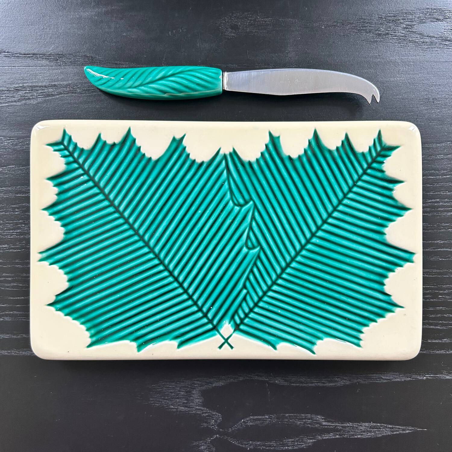 Cheese plate and knife with leaf decoration