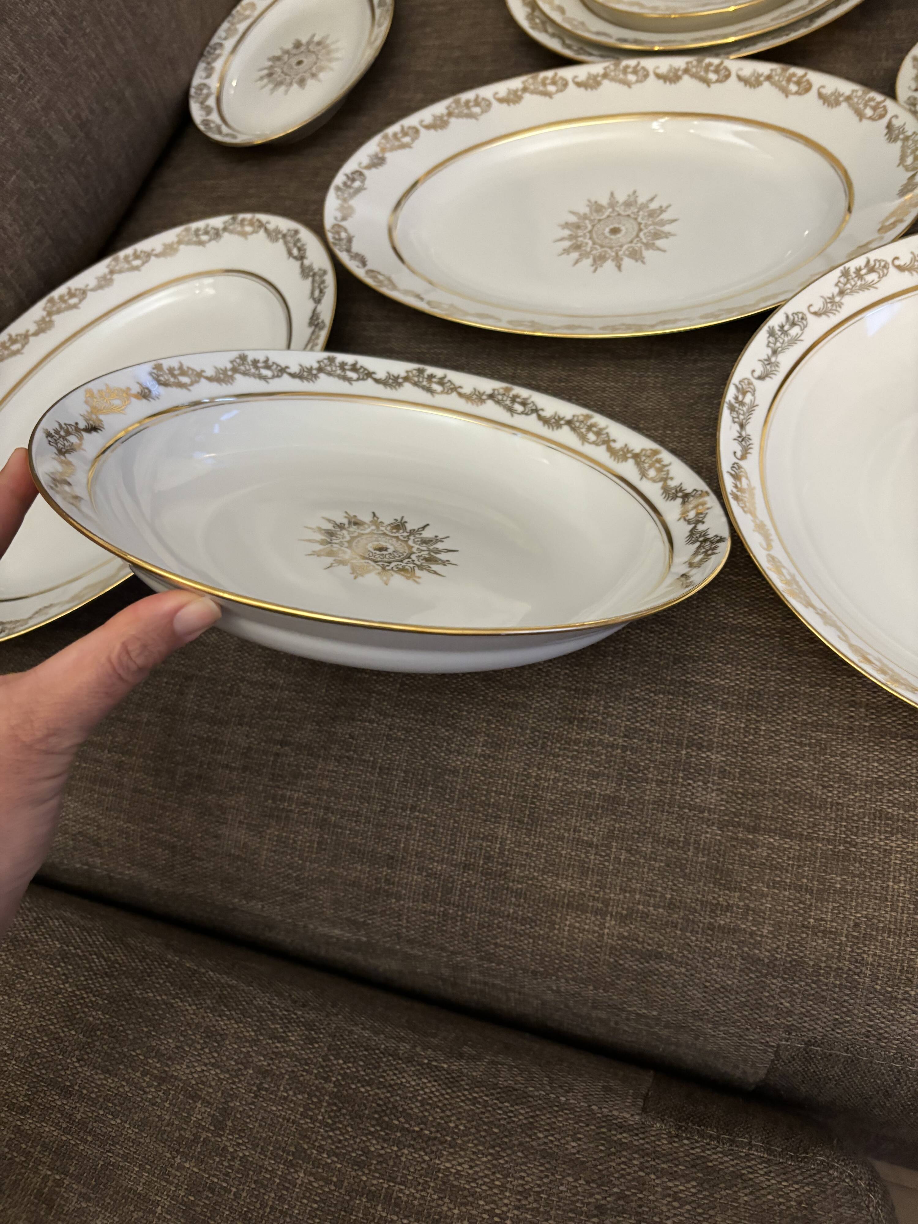 Magnifique service en porcelaine blanche et doree