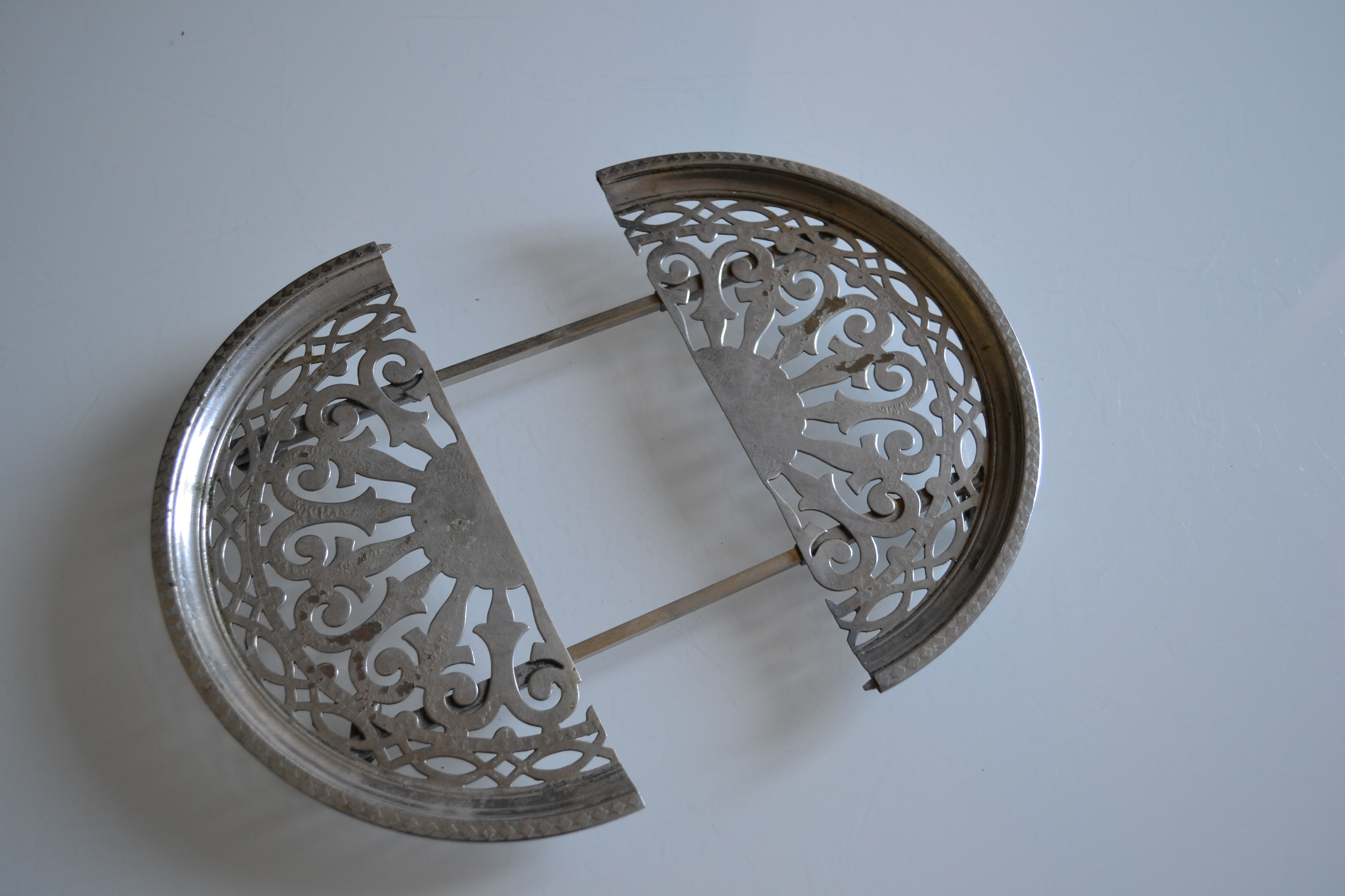 Adjustable vintage rest or trivia
