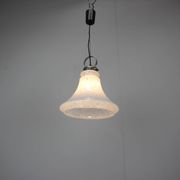 Lampe suspendue en verre en forme de cloche réglable des années 1970 en Tchécoslovaquie.