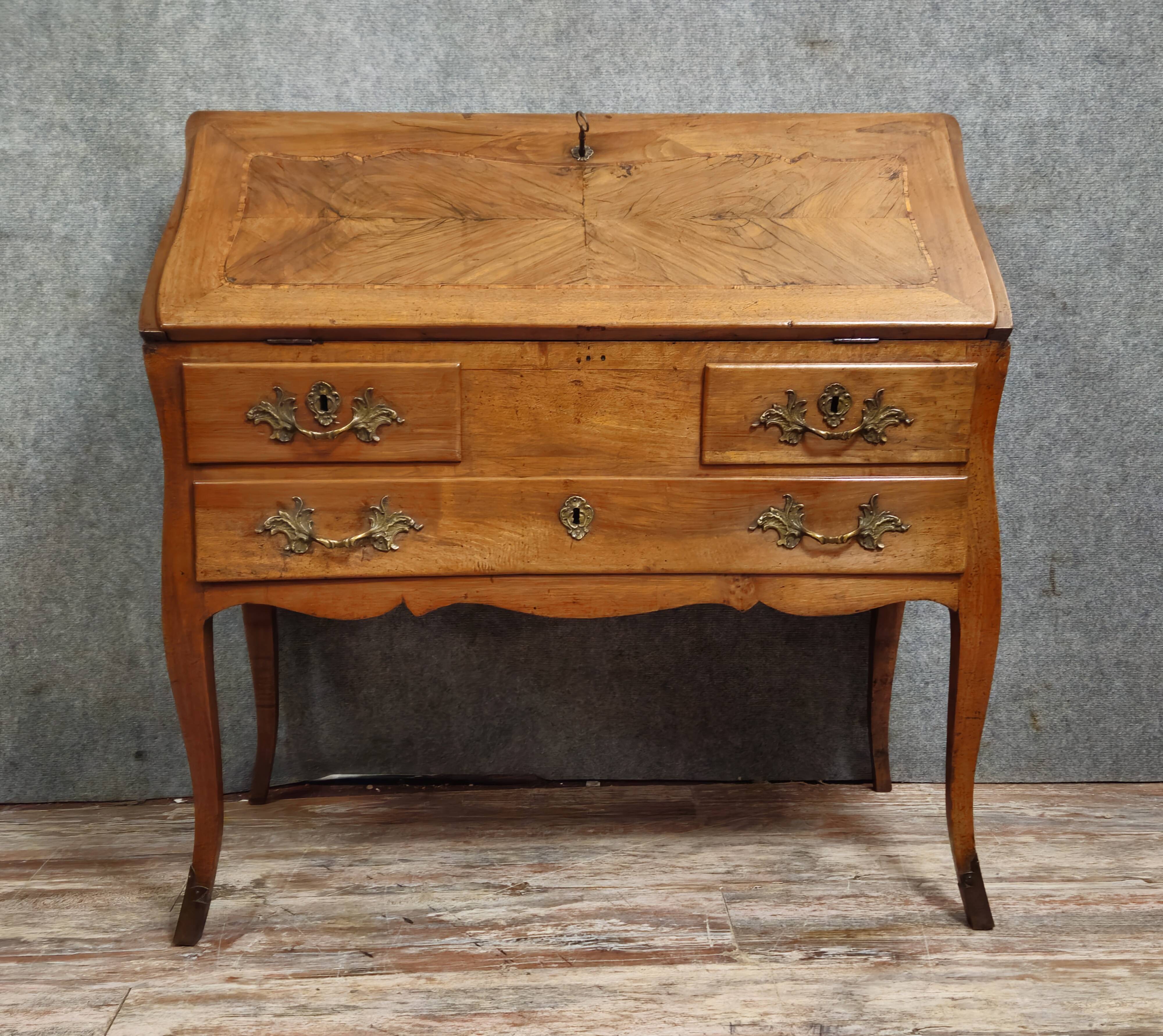 Bureau de pente - commode-scriban galbé en noyer et marquéterie – ép. LXV