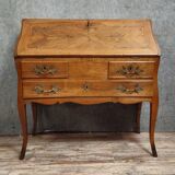 Bureau de pente - commode-scriban galbé en noyer et marquéterie – ép. LXV