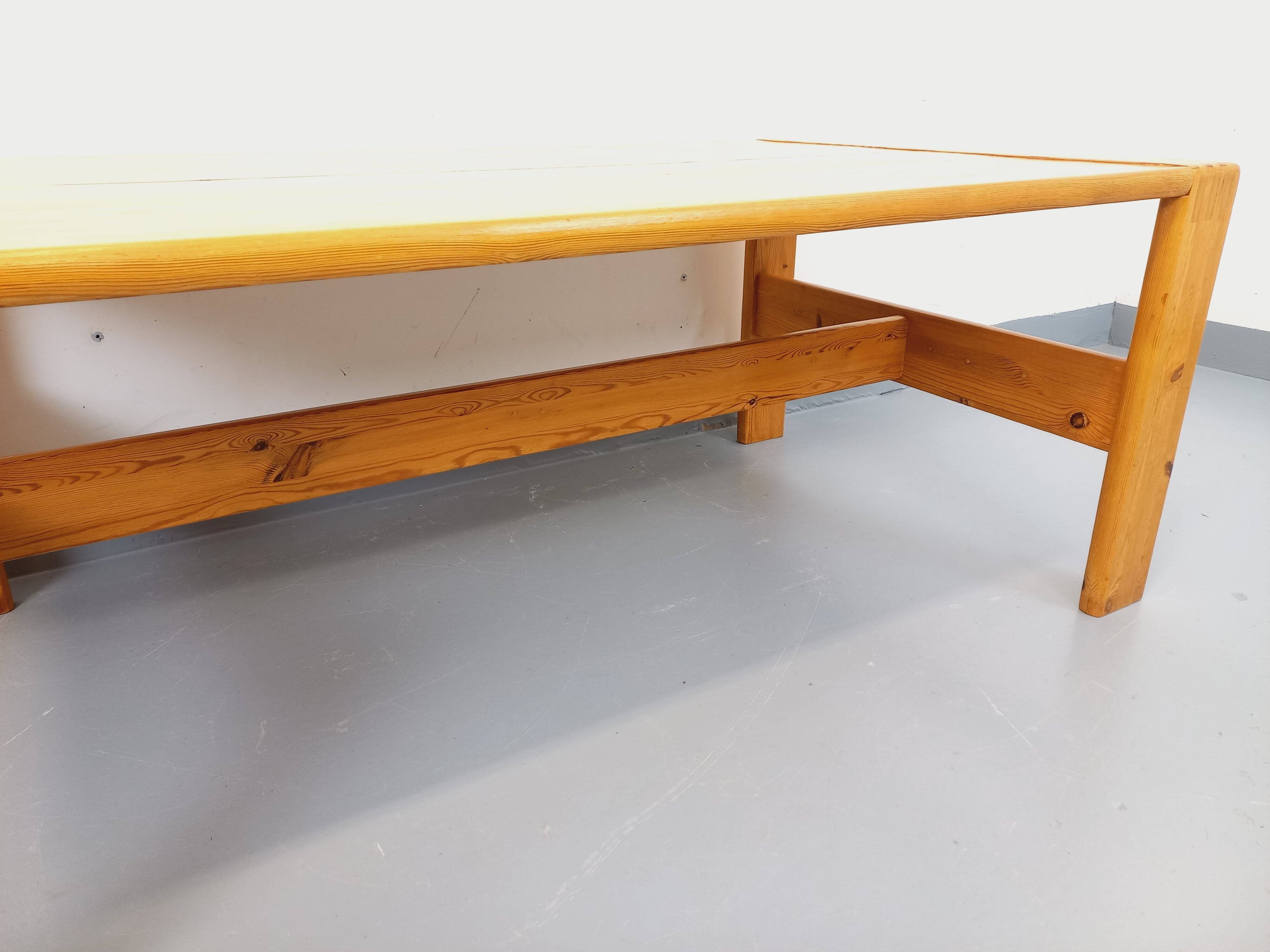 Large vintage coffee table in solid pine from the 70s and 80s.