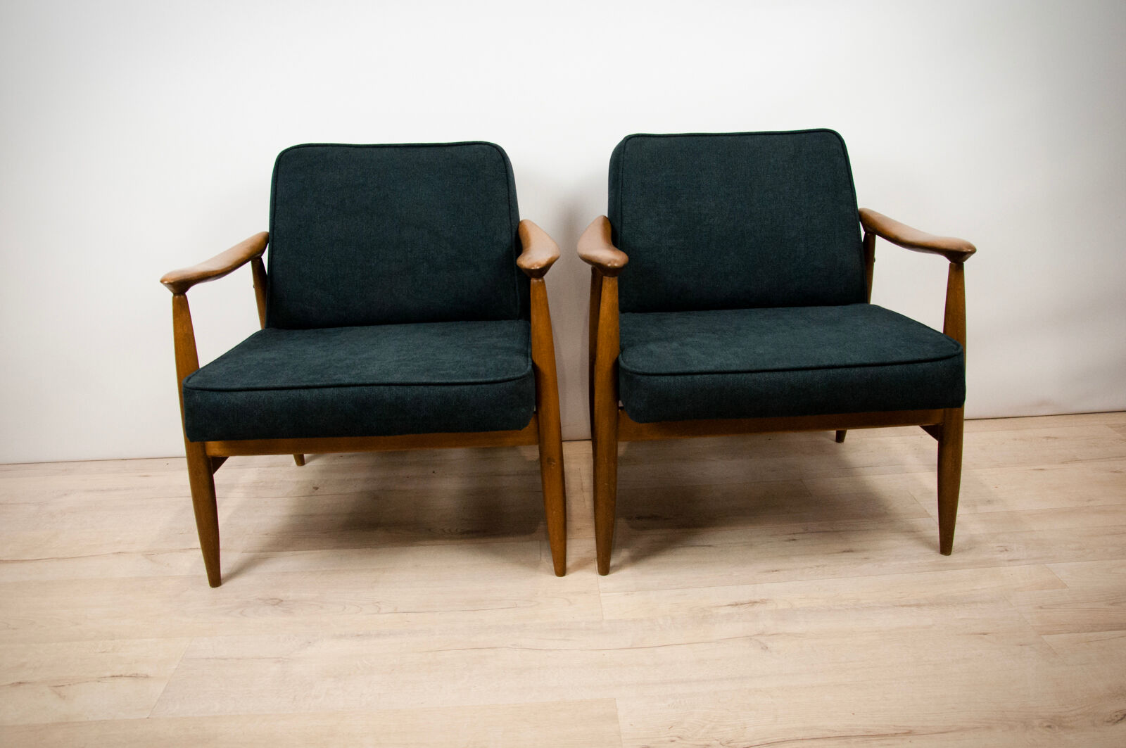 GFM-87 Beech and Fabric Armchairs by Juliusz Kędziorek for Gościcińskie Fabryki Mebli, 1960s, Set of