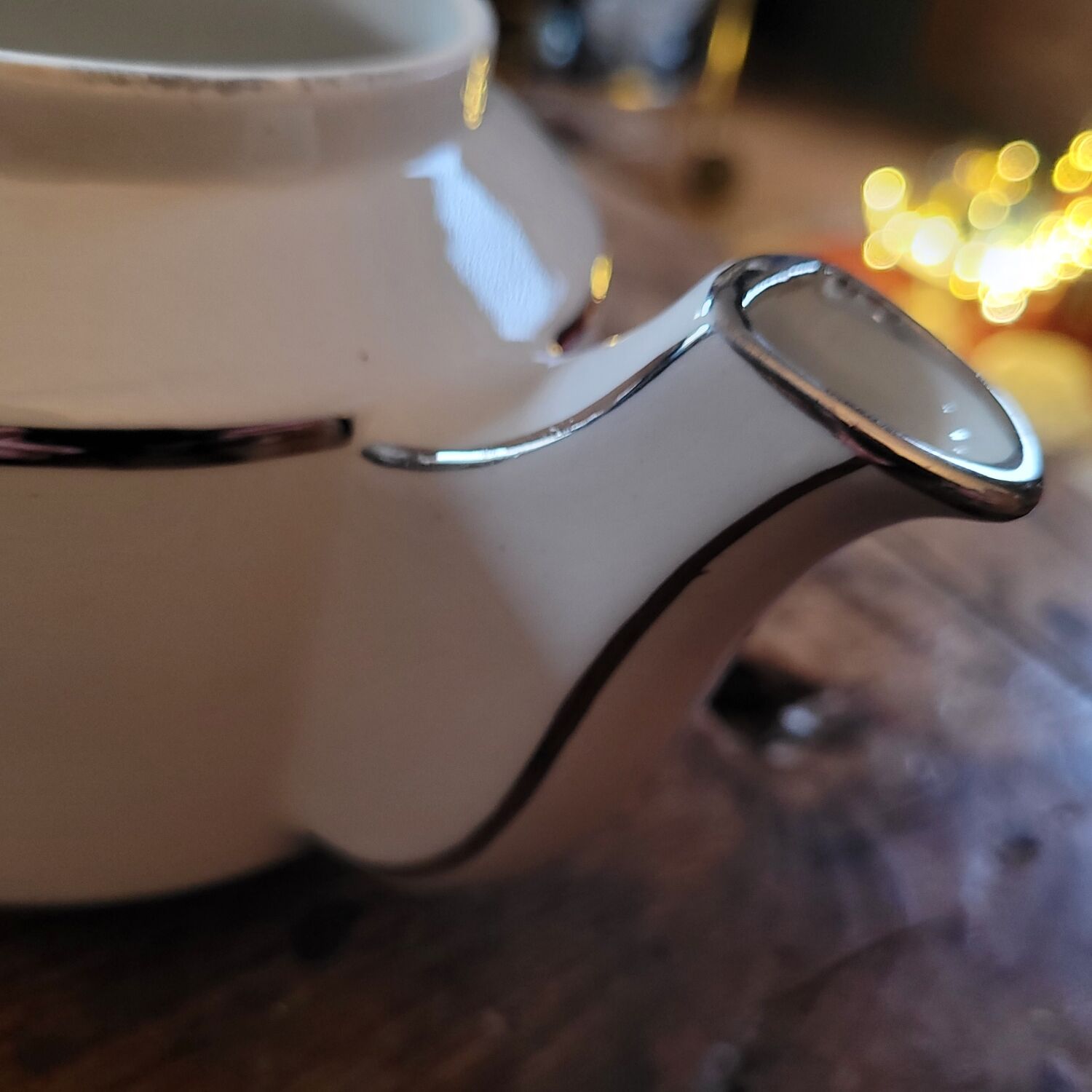 Art Deco teapot in white porcelain and platinum