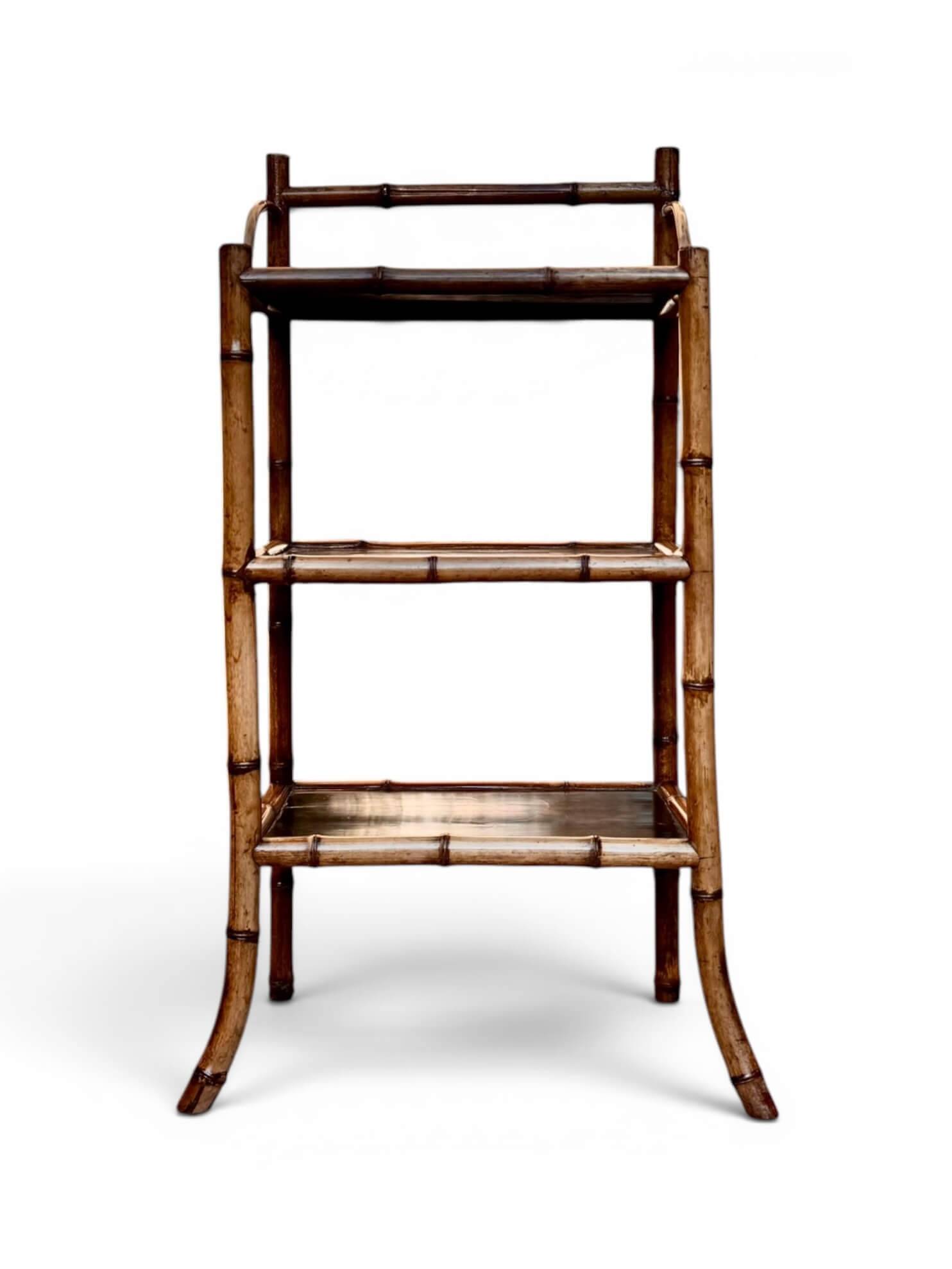 Étagère sur pied en laque du Japon et bambou, époque 1900
