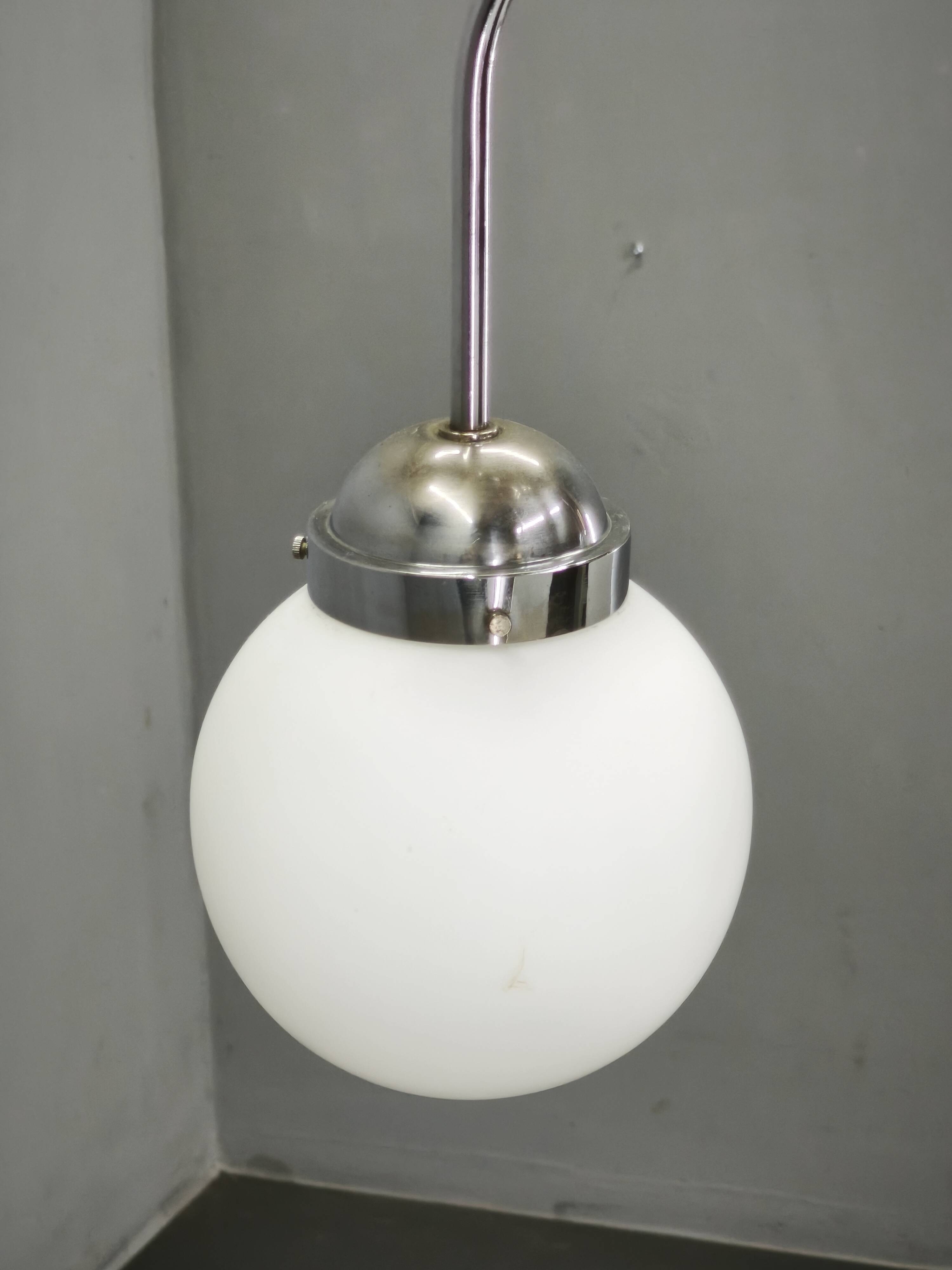 Lustre Bauhaus tchèque en verre opalin, années 1940