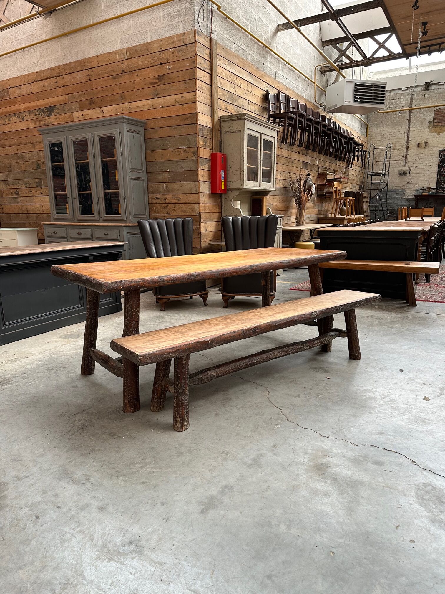 Ensemble table et son banc brutaliste