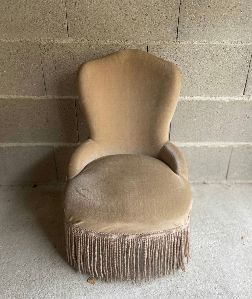 Petit fauteuil crapaud ancien en velours beige