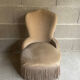 Petit fauteuil crapaud ancien en velours beige