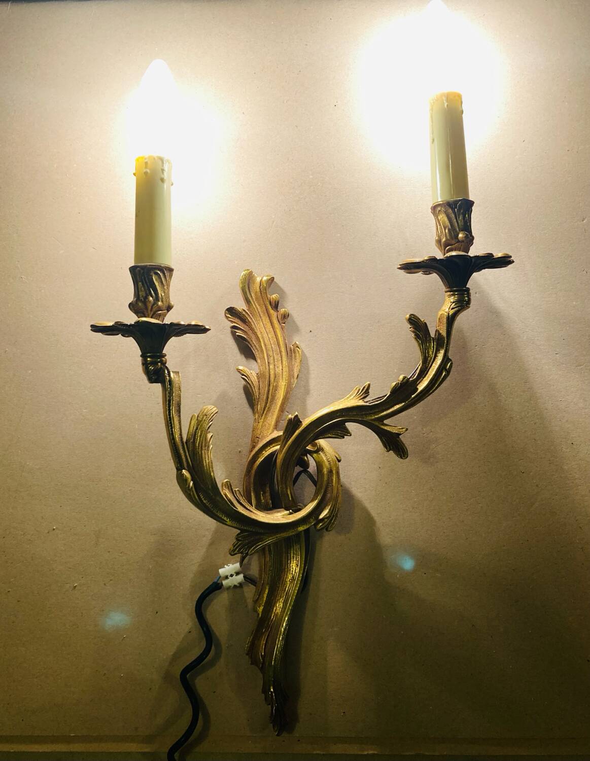 Louis XV Style wall light in gilded bronze from the 20th century decorated with acanthus leaves.