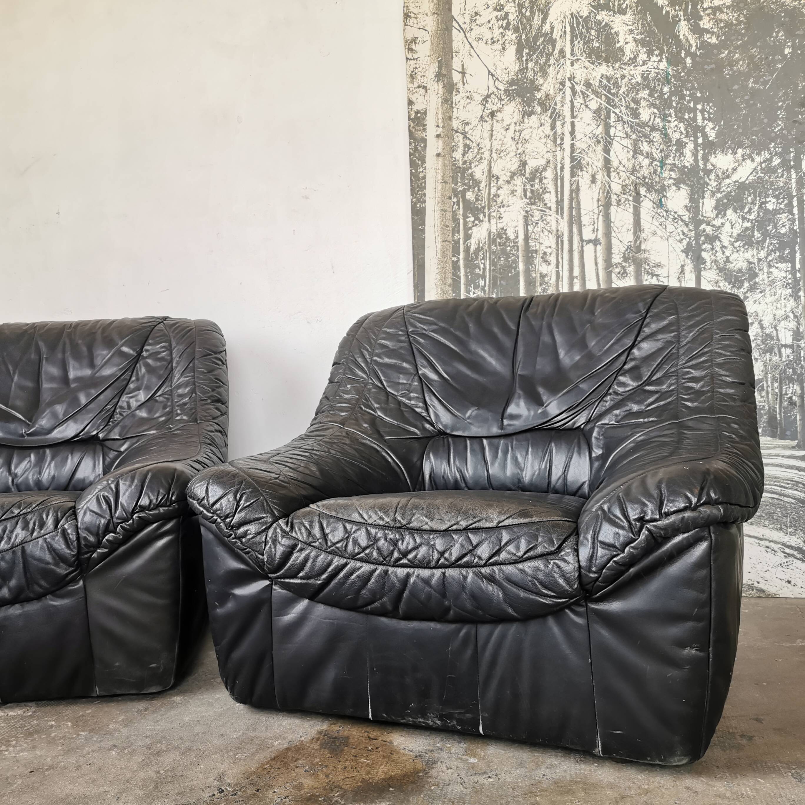 Pair of black leather armchairs from the 80s