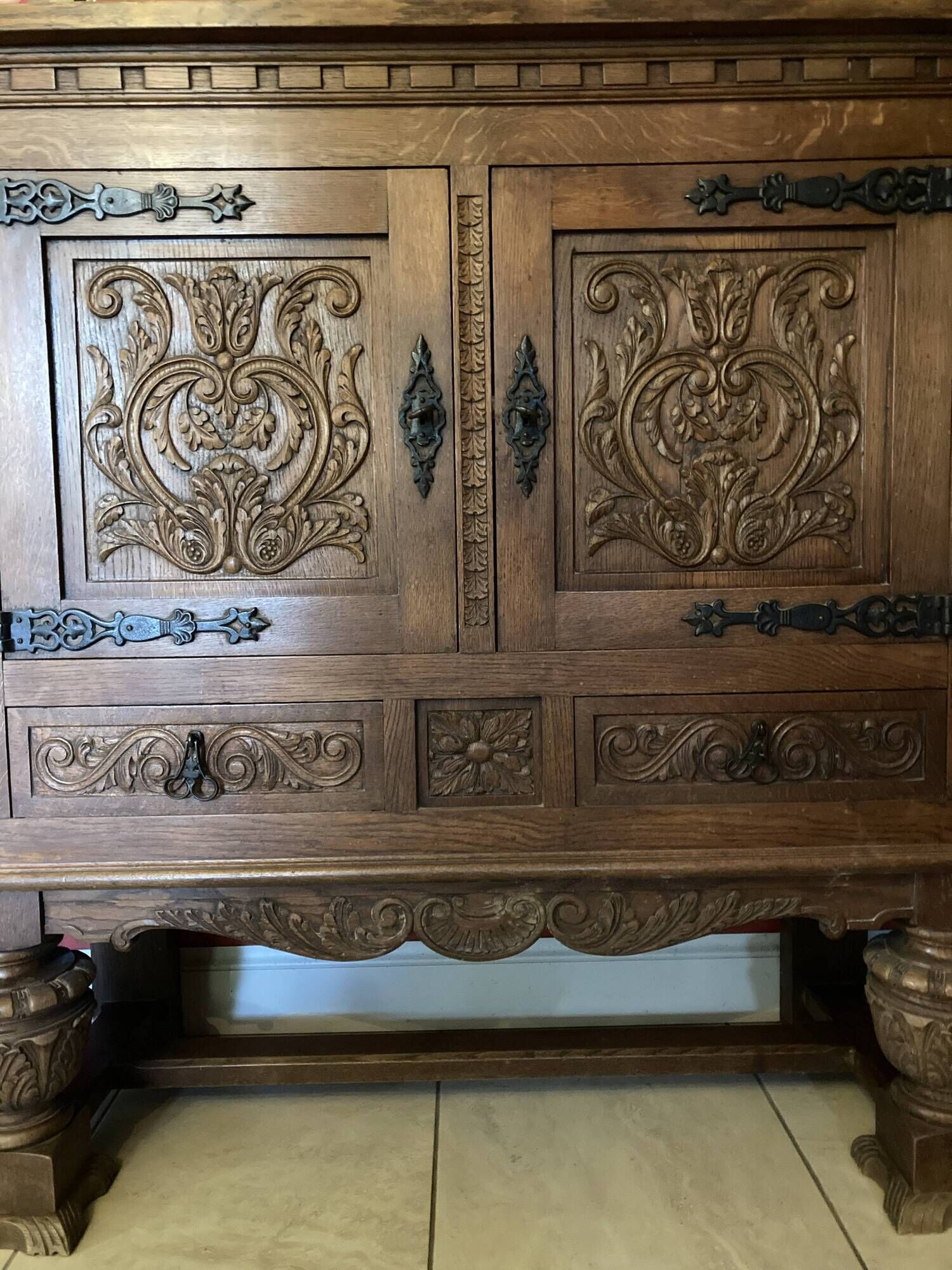 Buffet in the style of Italian Renaissance.