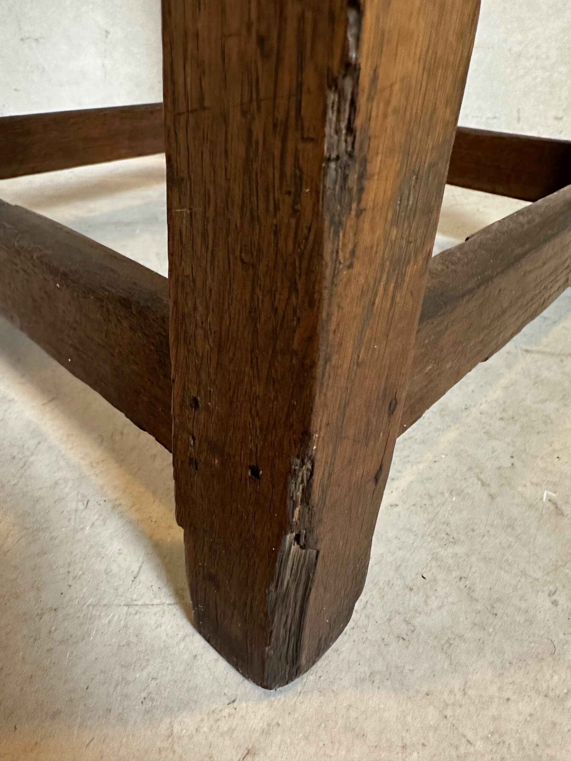 Brutalist side or plant table – oak