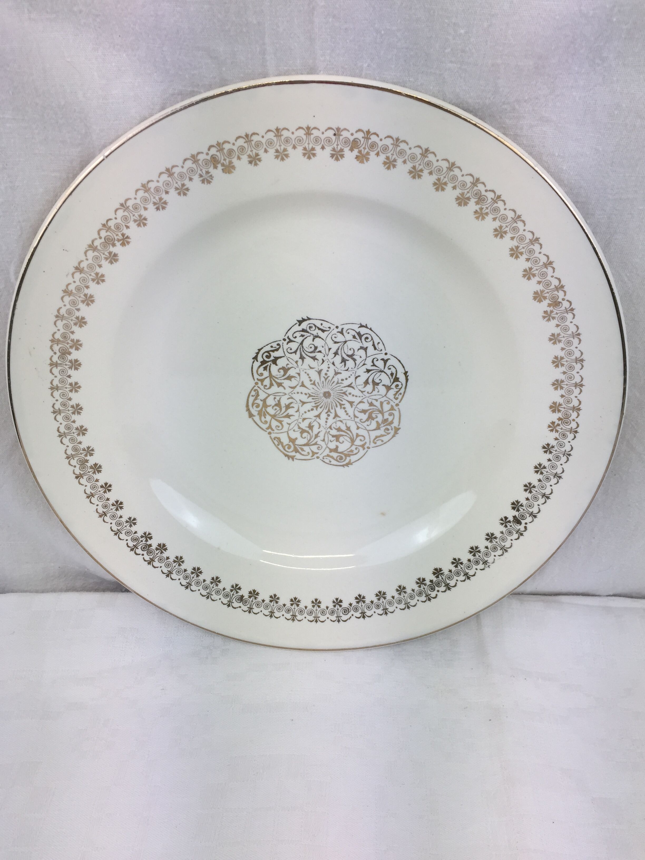 Plat rond ancien en céramique opaque blanc et or made in france Digoin