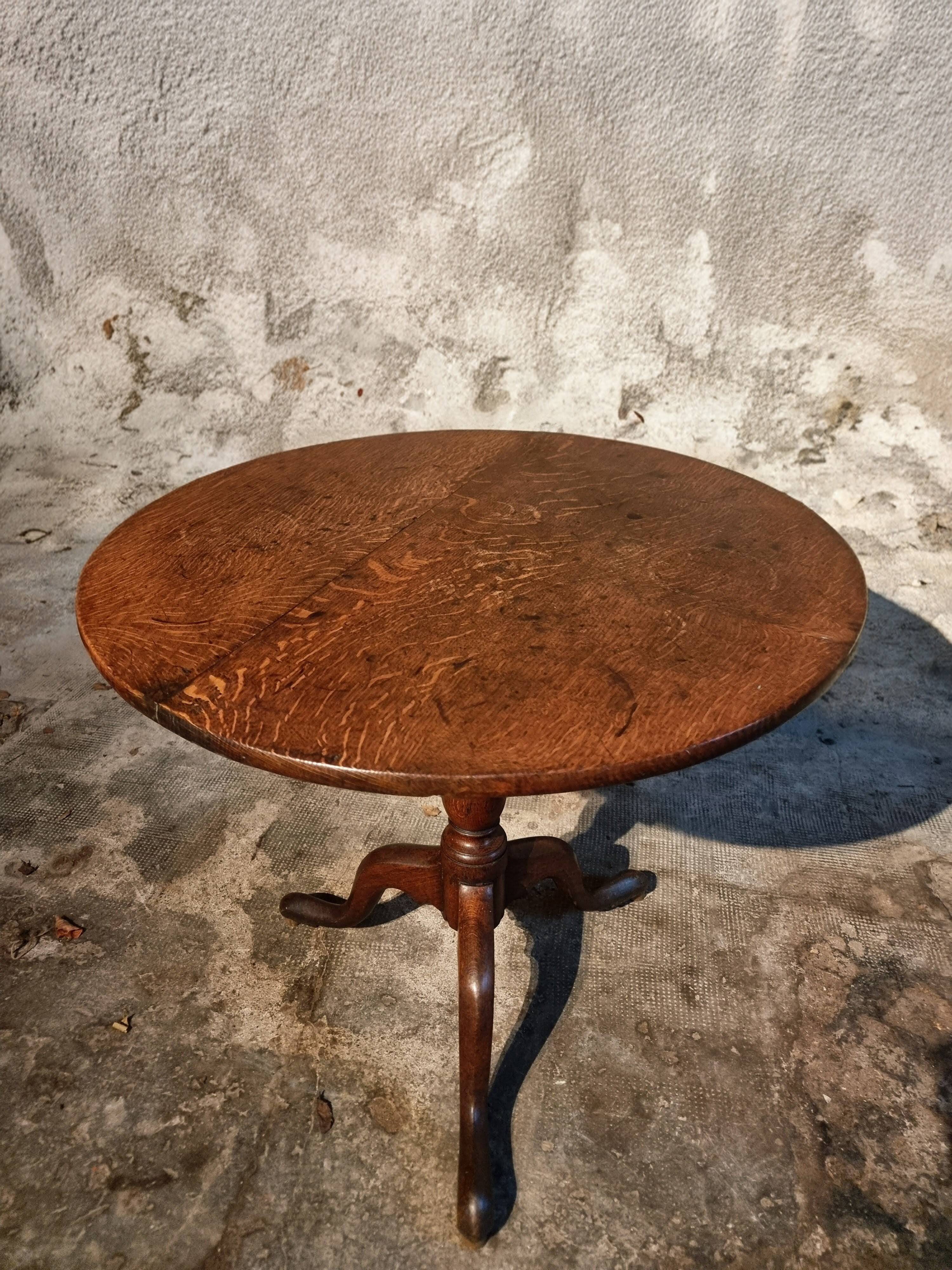 Antique Georgian tilt-top oak table from around 1800 – Round tripod side table 80 cm