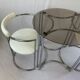 Table chromé et deux chaises modernistes